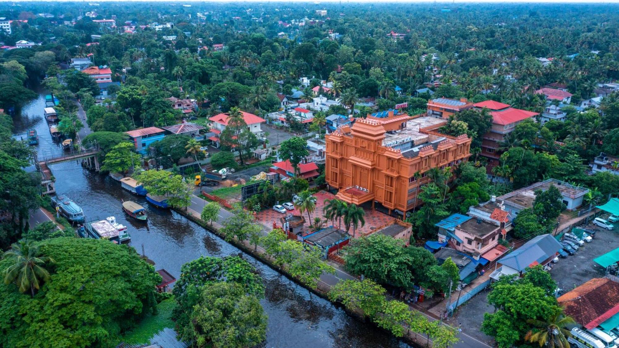 Haveli Backwater Resort アーラップーザ県 エクステリア 写真